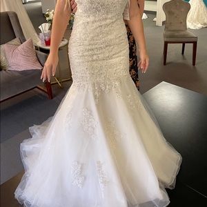 Absolutely gorgeous Morilee wedding dress